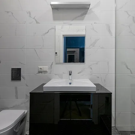 Modern In Prestigious Quiet Center *