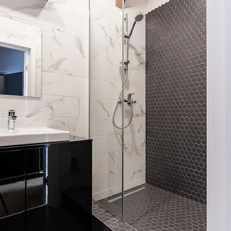 Modern In Prestigious Quiet Center شقة