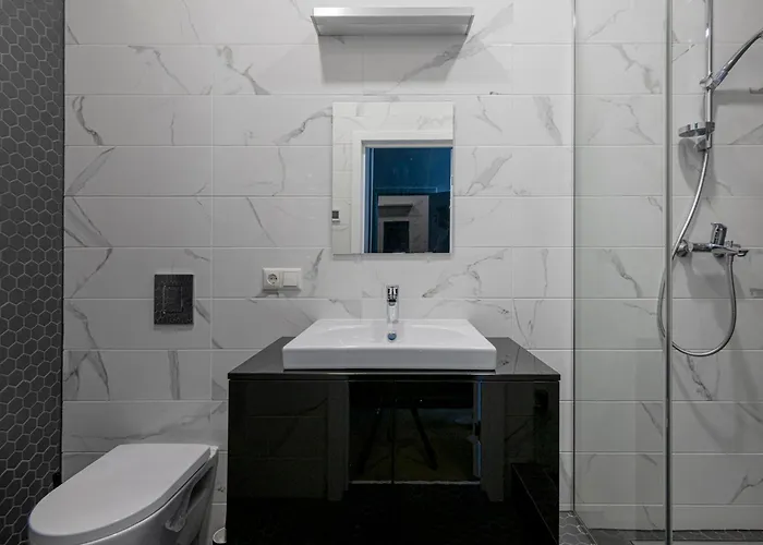 Modern In Prestigious Quiet Center *