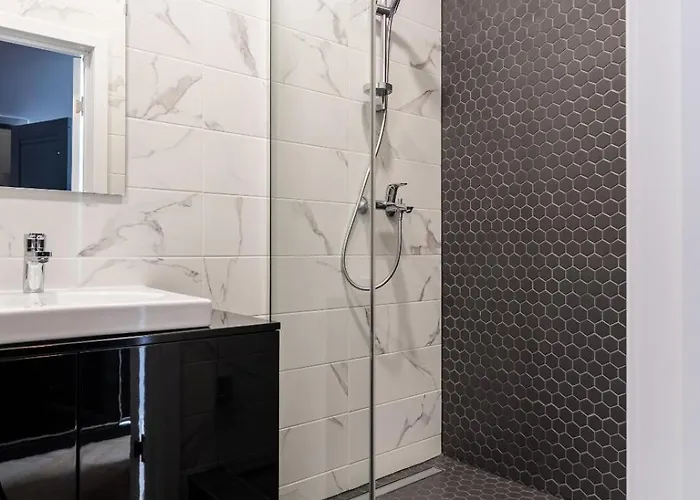 Modern In Prestigious Quiet Center Apartment